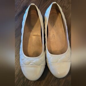 Vionic Sz8 Wide Desiree Cream Quilted Patent Cap Toe Ballet Flats Classic Career